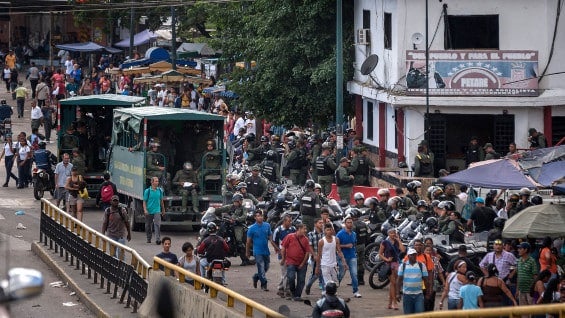 Las personas aseguran que las protestas seguirán porque "hay hambre". Foto: EFE.