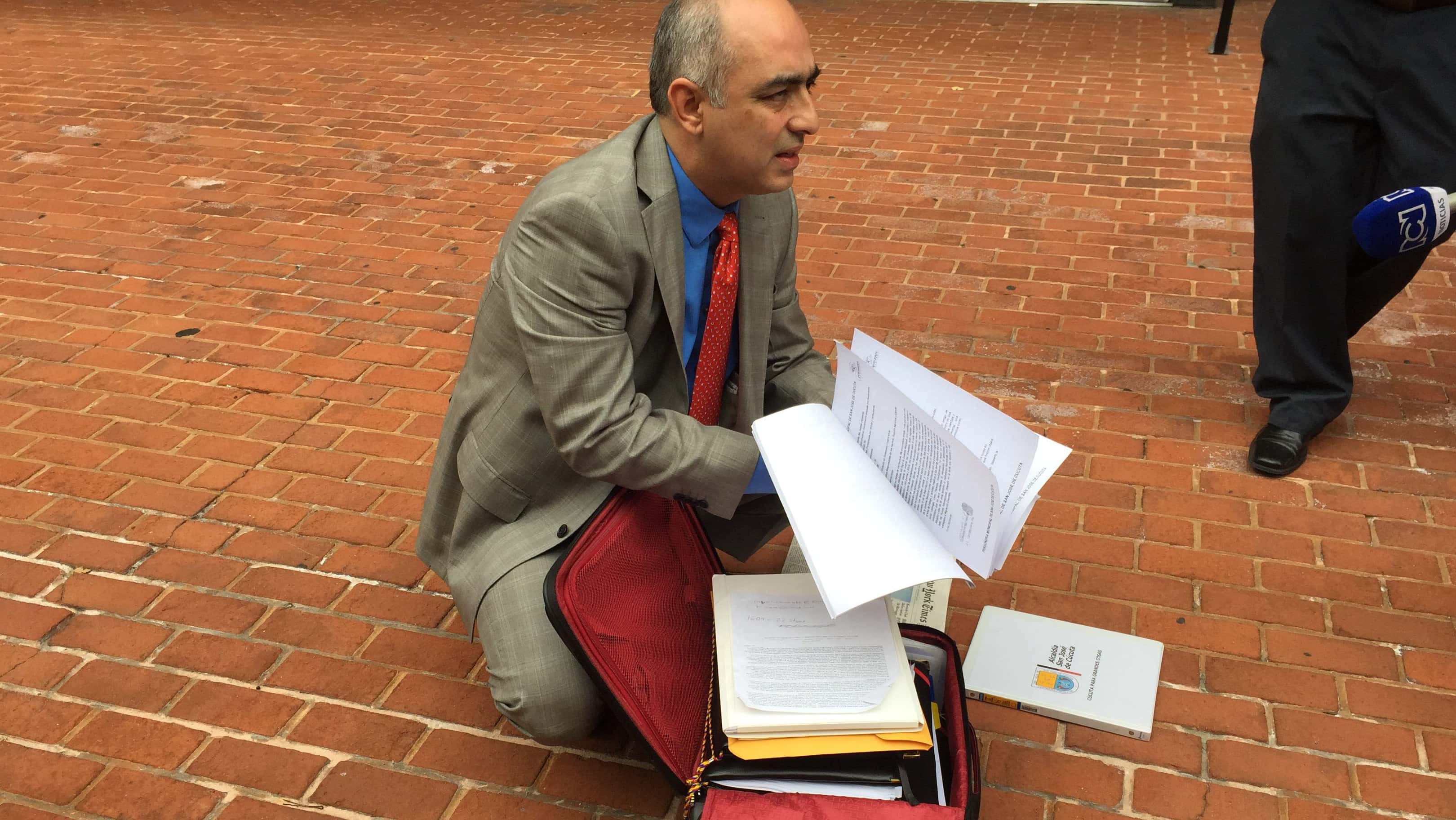 El alcalde de Cúcuta, Donamaris Ramírez, llegó a la CIDH con una maleta llena de pruebas de atropellos contra los colombianos. Foto: EFE.