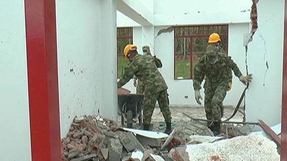 Miembros del acueducto y el Ejército trabajan en la remoción de escombros. Foto: Noticias RCN.