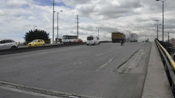 La Administración Distrital restringió el estacionamiento de vehículos (servicio público y particular) en la entrada y salida al puente. Foto IDU