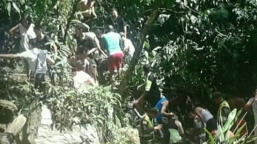Personas rescatadas tras la caída de puente.