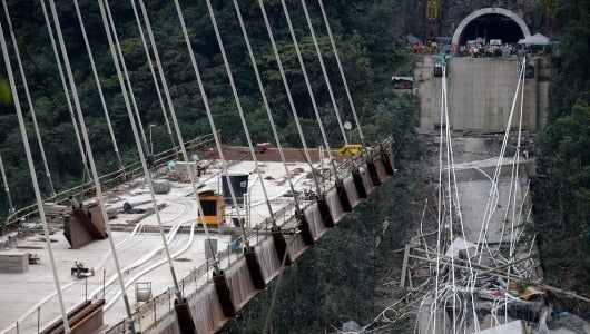 Foto: Pila C del puente Chirajara que quedó en pie después del colapso de la pila B el pasado 15 de enero / NoticiasRCN.com - AFP.