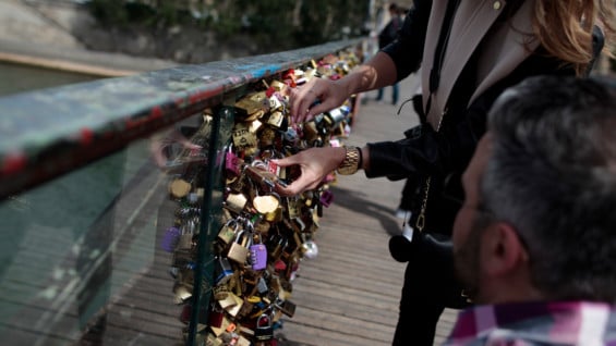 Candados en el Puente de las Artes. Foto: AFP