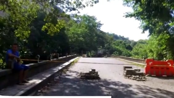 Foto: Por debajo el puente presenta grietas. Foto:NoticiasRCN.com