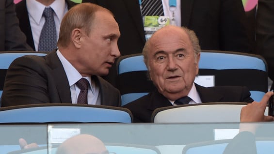 Vladimir Putin y Joseph Blatter. Foto: AFP