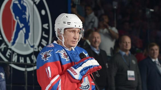 Vladirmir Putin jugó hockey para celebrar su cumpleaños. Foto: EFE