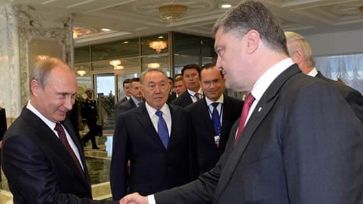 Presidentes Vladimir Putin (izq.) y Petro Poroshenko. Foto: AFP