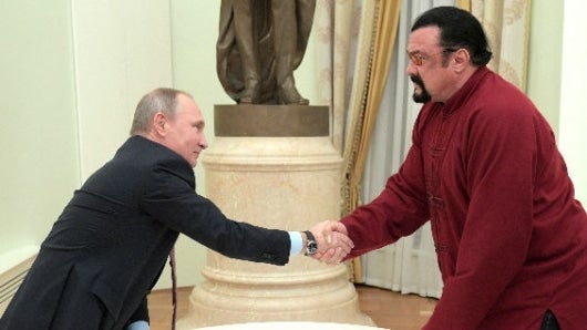 "Muchas gracias", le respondió en ruso Seagal tras firmar el documento.Foto: AFP