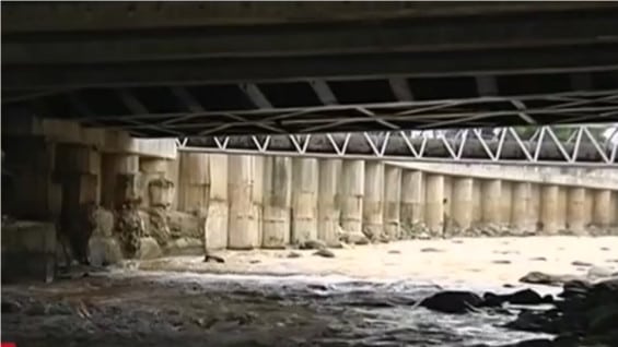 Dos de ellos fueron sacados con vida metros más abajo, mientras que los otros tres son buscados en varios municipios: Foto: NoticiasRCN