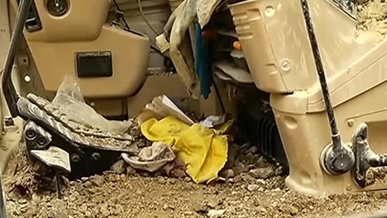 Los hombres le prendieron fuego a una retroexcavadora y a una volqueta. Foto: NoticiasRCN.com