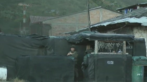 Los policías esperan una orden para regresar.