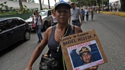 Mujer protesta por la muerte de Rafael Acosta. Foto: AFP