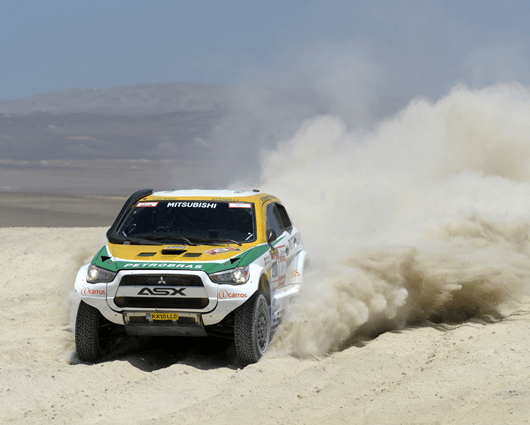 150 autos esperan sortear los 9.374 kilómetros de recorrido. AFP