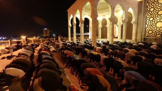 Musulmanes palestinos durante el rezo. Foto: AFP
