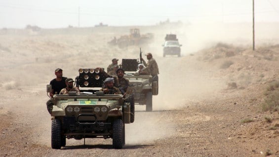 Militares y paramilitares que luchan contra el Estado Islámico. Foto: AFP