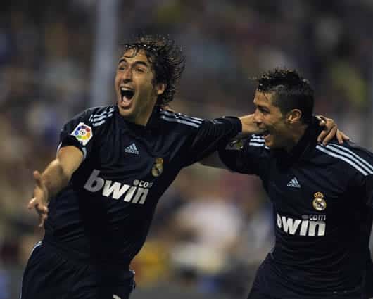 Raúl González y Cristiano Ronaldo coincidieron en 2010 en el club madridista. Foto: AFP