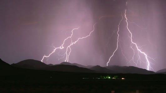 El rayo le provocó al soldado quemaduras en su cuerpo. Foto:NoticiasRCN.com