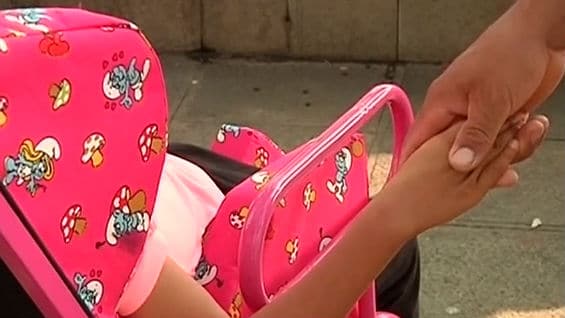 Familia pide a EPS que autorice medicamentos y suplementos a niña con parálisis