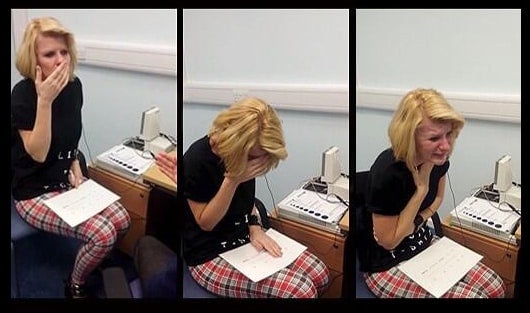 Joanne Milne nació sorda a causa de una rara enfermedad genética. Foto: captura