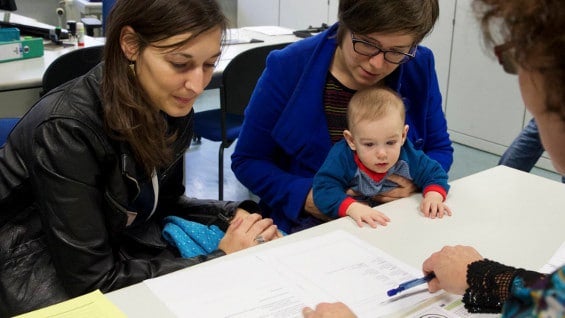 La ponencia señala que incluso parejas extranjeras del mismo sexo podrían adoptar en el país. Foto: AFP