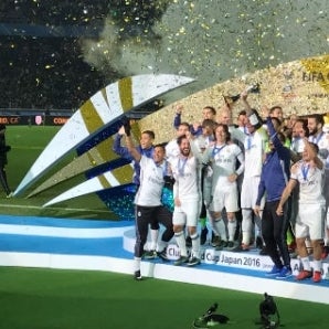 Real Madrid se convierte en el primer club en levantar cinco copas de