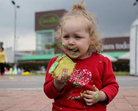 El pastel fue repartido en un punto de la ciclovía, al norte de Bogotá. Foto: EFE