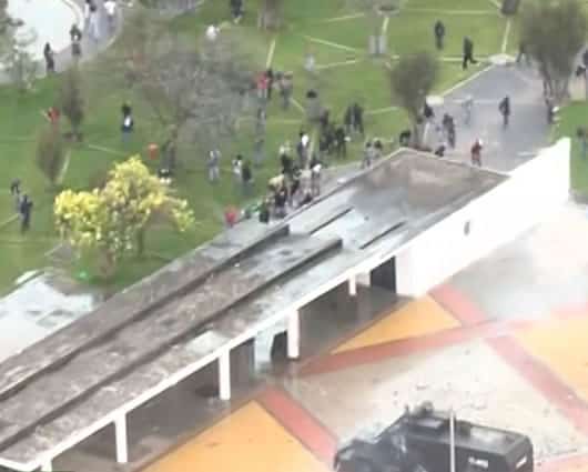 La Policía se enfrentó a los encapuchados que lanzaban objetos desde el interior de las universidades. Foto: RCN.