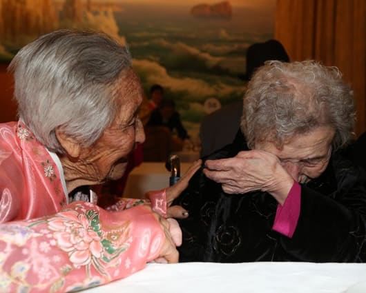 Lee Yong-Sil (Der) se reúne con su hermana Lee Jong-Sil (Izq) de Corea del Norte. Foto: AFP