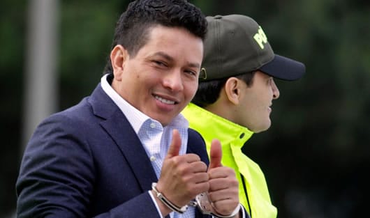 Alias "Fritanga" sonrió y posó a las cámaras en el momento de su extradición. Foto: AFP