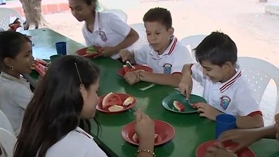 Las autoridades constataron que los estudiantes de esta institución educativa almorzaran de acuerdo a lo establecido por el régimen alimenticio. Foto Noticias RCN