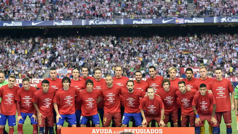 Los dos equipos posaron con la camiseta en favor de los refugiados. Foto: AFP.