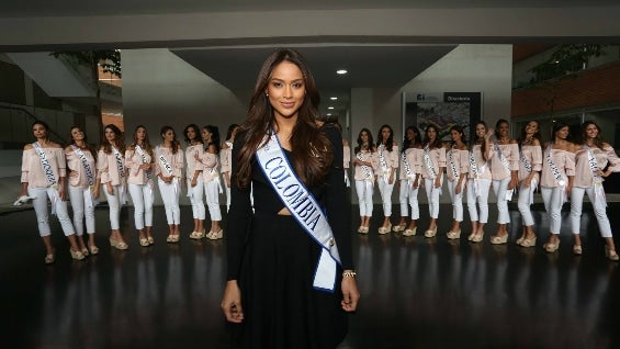 La Señorita Colombia, Andrea Tovar, junto a las 23 candidatas al Concurso Nacional de Belleza. Foto: Fundación Cardioinfantil (Facebook)