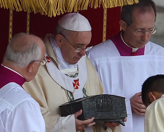 Este domingo, las reliquias volverán a la capilla privada del papa. Foto: AFP.