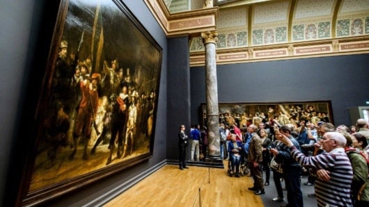 Foto: Anualmente, más de dos millones de personas visitan el museo a ver la pintura. AFP/Robin Van Lonkhuijsen.