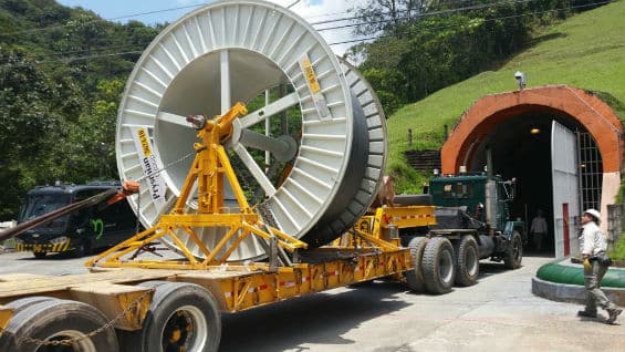Se importaron desde México 57 carretes de cable para la reparación de la hidroeléctrica de Guatapé, en Antioquia. Foto Presidencia de la República.