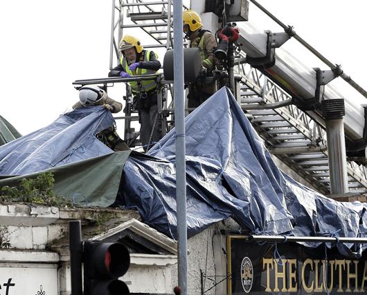 Los testigos aseguran que el aparato se desplomó "como una piedra" sobre el tejado del edificio. Foto: EFE