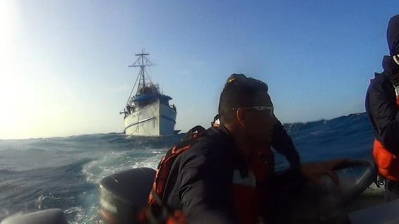 El pesquero fue remolcado hasta la isla de San Andrés. Foto: Armada Nacional