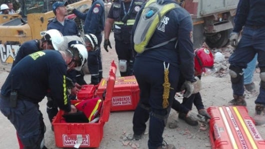 Rescatistas en el edificio que colapsó en Cartagena. Foto: Bomberos