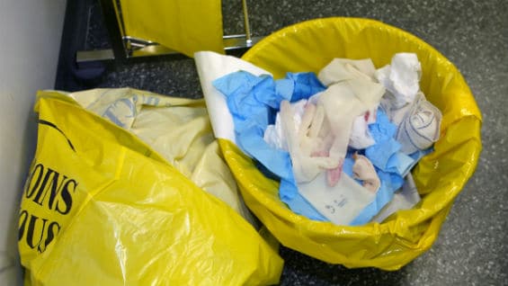 Elementos como jeringas, agujas, tubos de ensayo con rastros de fluidos, entre otros, fueron encontrados en el sitio. Foto Agencia AFP