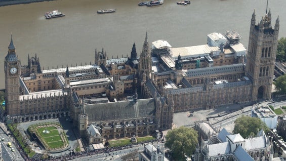 Sobrevuelo sobre el parlamento británico. Foto: AFP
