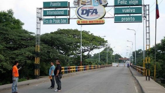 Los vehículos de transporte público solo podrán cruzar cuatro veces al mes la frontera. Foto: AFP