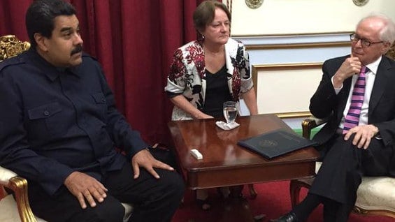 Nicolás Maduro y Bernard Aronson. Foto: @DrodriguezVen