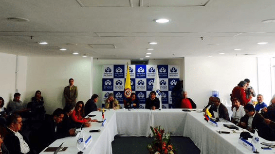 La ministra Gina Parody asisitó a la reunión para negociar con los profesores. Foto: @Mineducación.