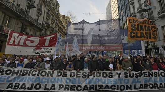 Los sindicatos denuncian que la inflación anual superior al 30% castiga sin piedad los bolsillos de los asalariados. Foto: AFP.