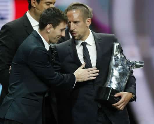 Messi felicita a Franck Ribéry en la premiación. Foto: AFP