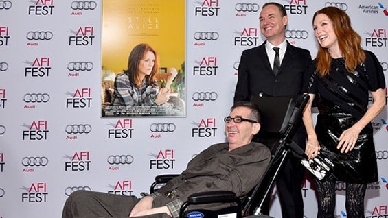 El cineasta Richard Glatzer junto a su esposo y la actriz Julianne Moore. Foto: AFP.