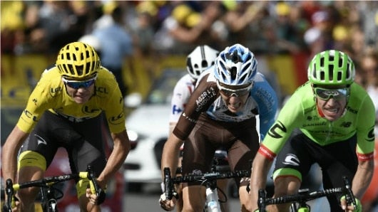 El mejor colombiano en la etapa fue Rigoberto Urán, quien entró al podio a solo 27 segundos del líder. Foto: PHILIPPE LOPEZ / AFP