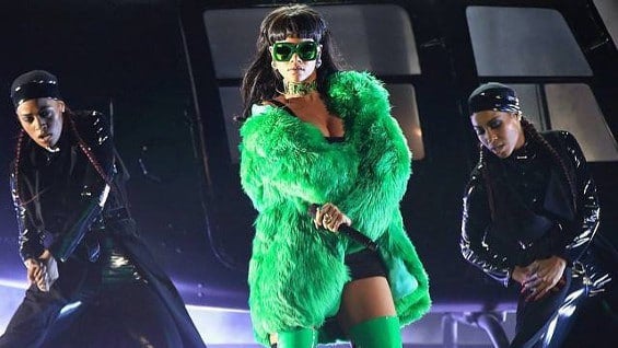 La cantante publicó otro video en el que que observa que fuma un cigarrillo.