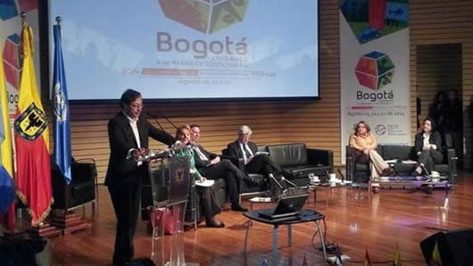 Con la presencia del alcalde Gustavo Petro se inauguró la cumbre. Foto: @wilberpreciado