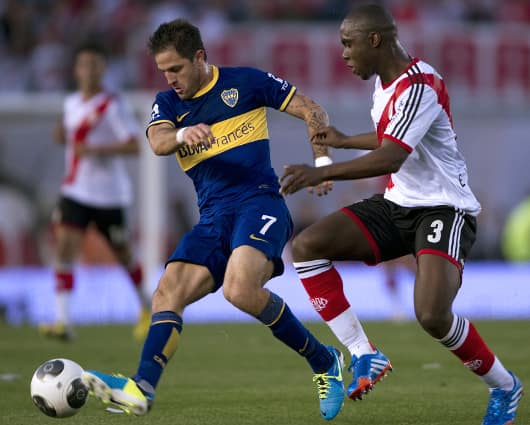 El "Burrito" disputa el balón con el colombiano Balanta. Foto: AFP